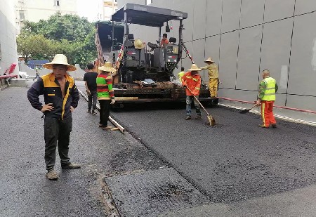 沥青混泥土路面摊铺施工