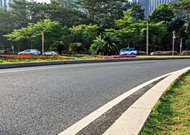 沥青道路相比于水泥混凝土道路在性能上有什么差异？