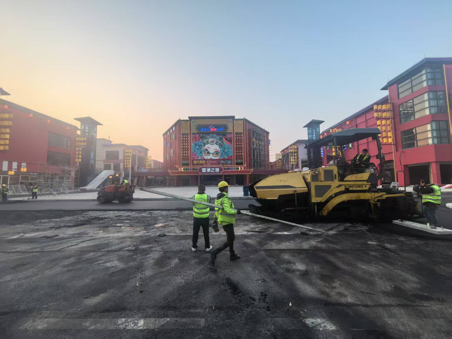 金泊士交通工程，正在为肇庆市新世纪国潮小镇精心打造坚实的道路基础！